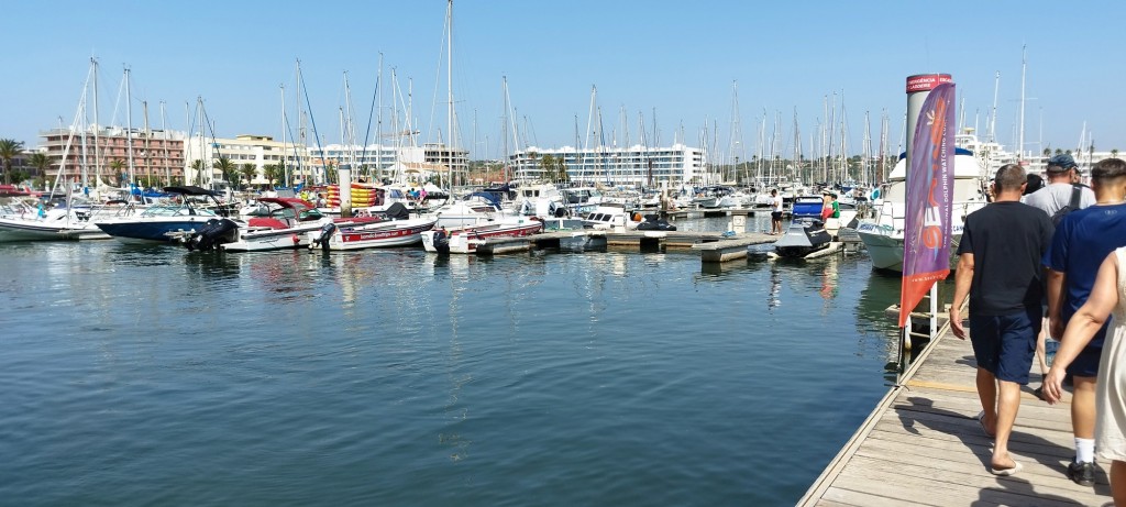 Foto: Turistas por los pantalanes - Lagos, Portugal