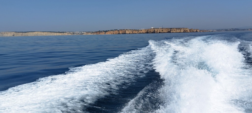 Foto: Nos distanciamos varias millas de los acantilados - Lagos, Portugal