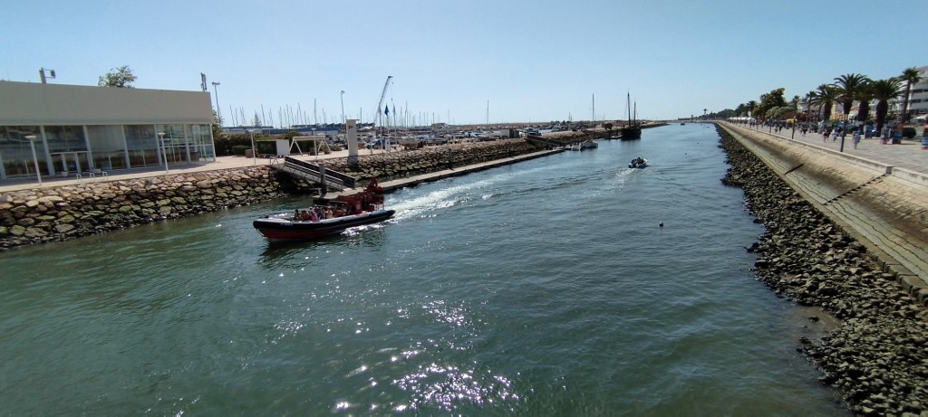 Foto: Tornado repleto de turistas - Lagos, Portugal