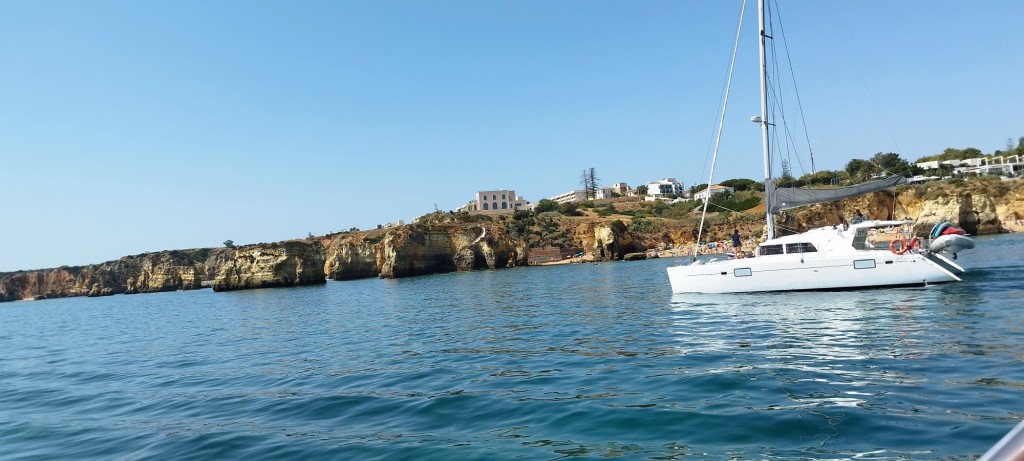 Foto: Catamarán costeando - Lagos, Portugal