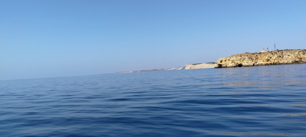 Foto: Praia da Luz al fondo - Lagos, Portugal