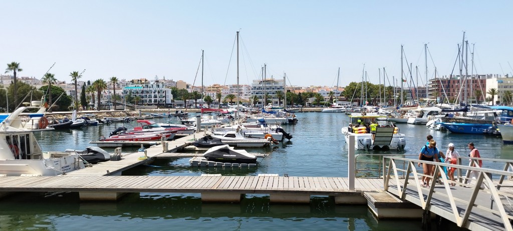 Foto: Turistas desembarcando - Lagos, Portugal