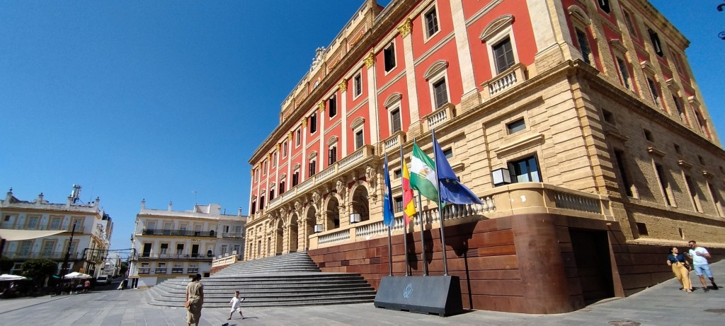 Foto: Vista del Ayuntamiento desde Calle Hermanos Laulhé - San Fernando (Cádiz), España