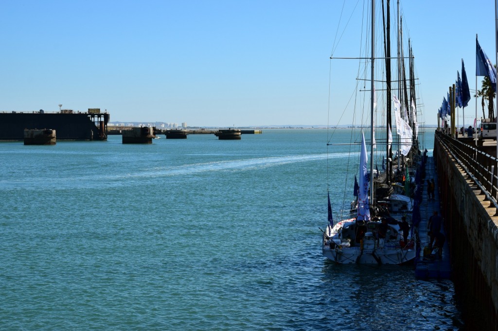 Foto: Participantes de la regata a la espera de la salida - Cádiz (Andalucía), España