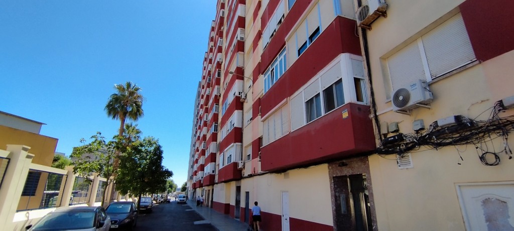 Foto: Los pisos rojos de Calle Barbate - Cádiz (Andalucía), España