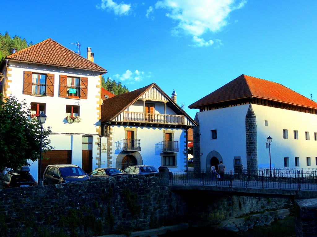 Foto: Plaza Obispo Pablo Gúrpide - Ochagavía (Navarra), España