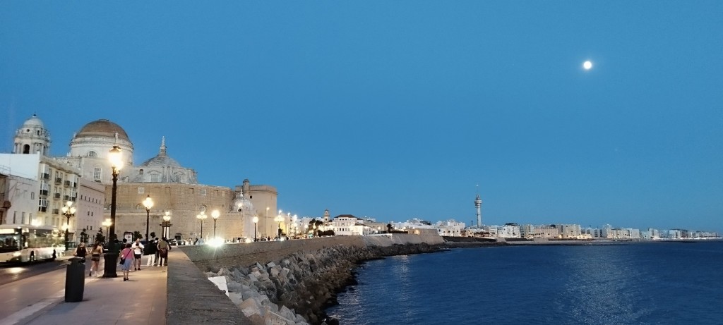 Foto: La Catedral y la luna - Cádiz (Andalucía), España