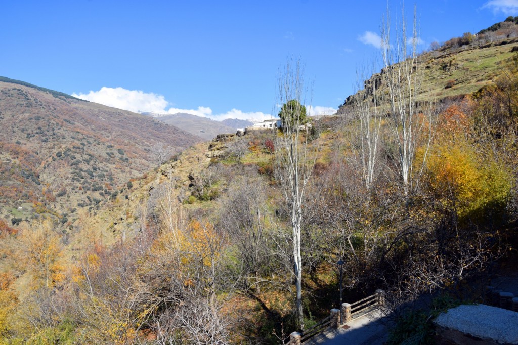 Foto: Situado a los piés del Mulhacén y coronando el Barranco de Poqueira - Capileira (Granada), España