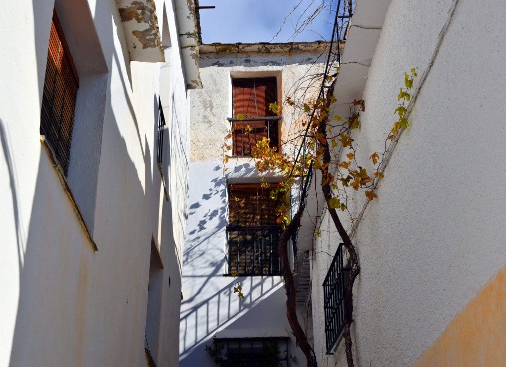 Foto: Construcción ensamblando una viviendas con otras - Capileira (Granada), España