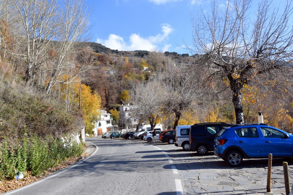 Foto: Aparcamientos a la entrada del pueblo, en la carretera de la Sierra - Capileira (Granada), España