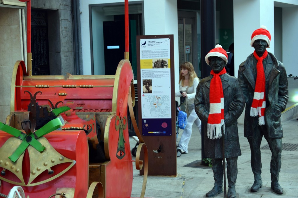 Foto: Falla y García Lorca de paseo por la localidad - Órgiva (Granada), España