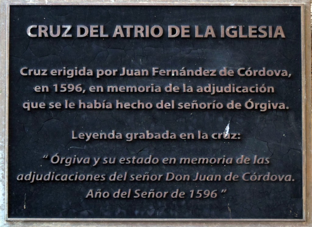 Foto: Placa recordatorio con leyenda grabada en la Cruz - Órgiva (Granada), España