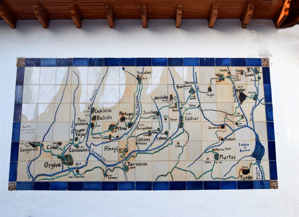 Foto: Plano en cerámica de los pueblos de la Alpujarra, entre Plaza la Alpujarra y Calle Sierra Nevada - Órgiva (Granada), España