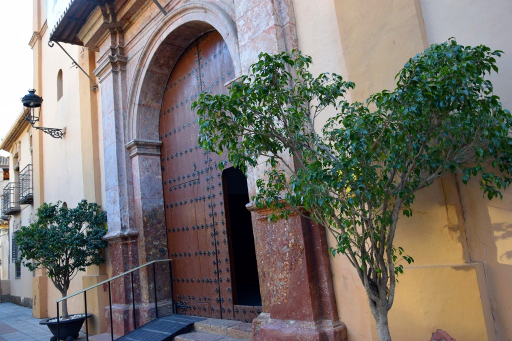 Foto: Puerta principal de la Iglesia de la Expectación - Órgiva (Granada), España
