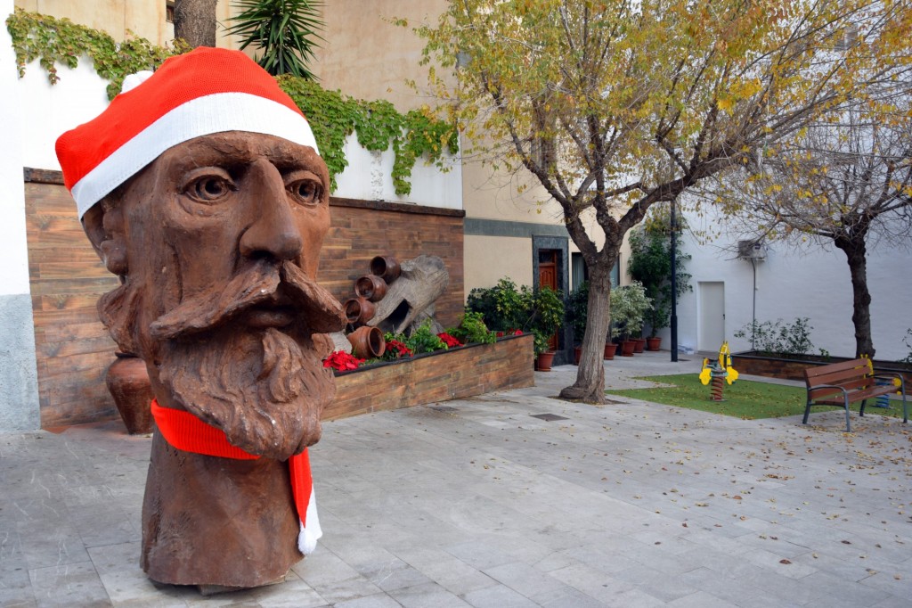 Foto: Busto de Cervantes con bufanda y gorro navideño - Órgiva (Granada), España