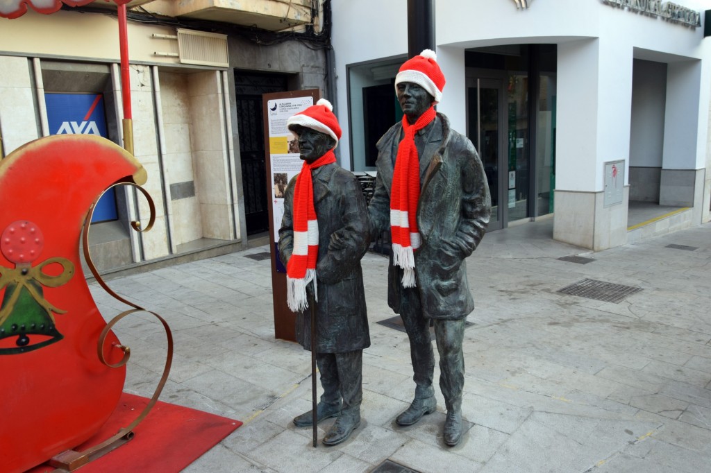 Foto: Los dos famosos escritores ataviados con motivos navideños - Órgiva (Granada), España