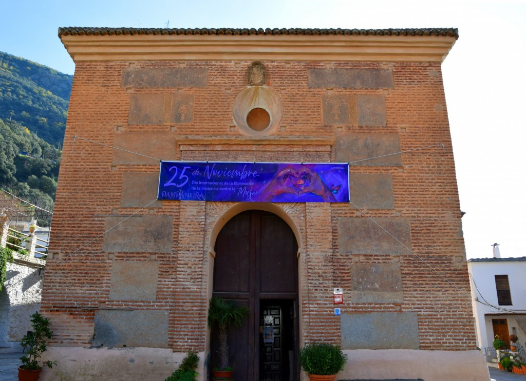 Foto: Frontal Iglesia Santa Cruz - Pampaneira (Granada), España