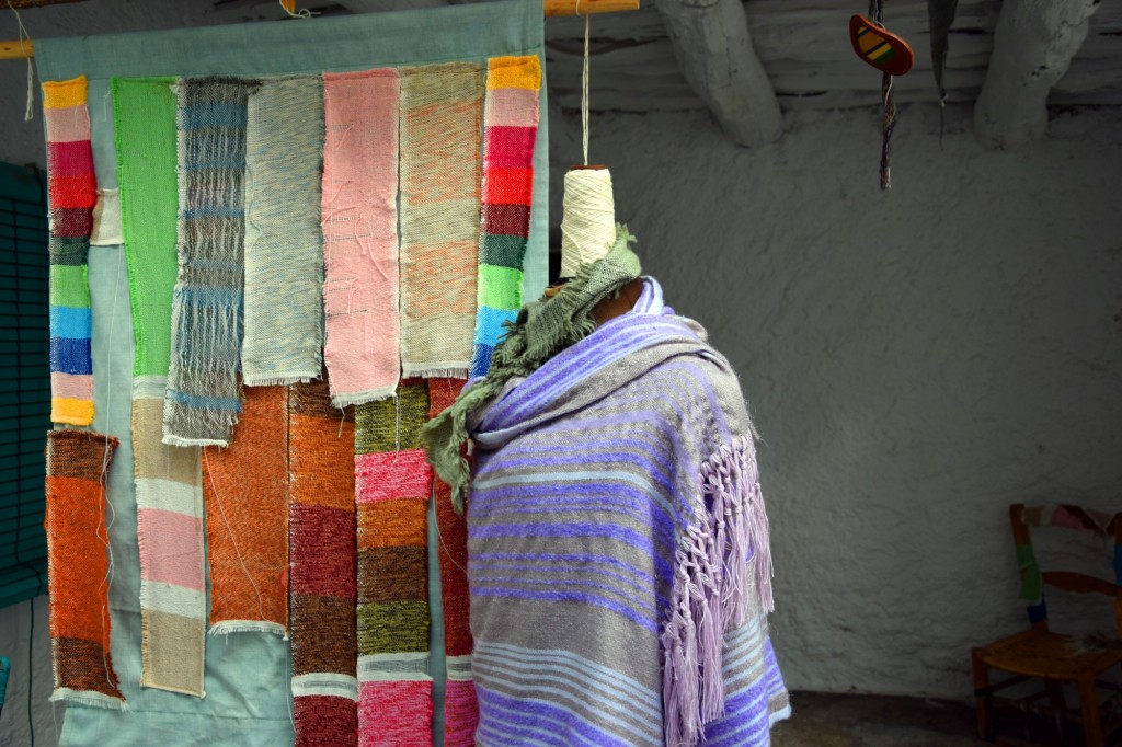 Foto: Prendas esclusivas hechas en este telar - Pampaneira (Granada), España