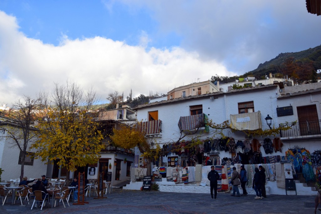 Foto: Hostelería y tiendas de textiles típicos de la zona - Pampaneira (Granada), España