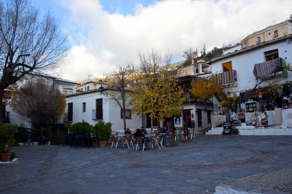 Foto: Terrazas en la Plaza de la Iglesia - Pampaneira (Granada), España