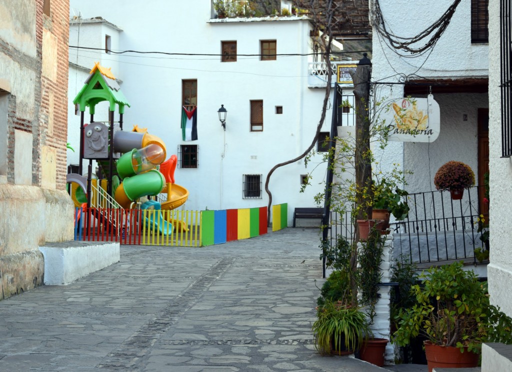 Foto: Panadería y parque infantil en Plaza Libertad - Pampaneira (Granada), España