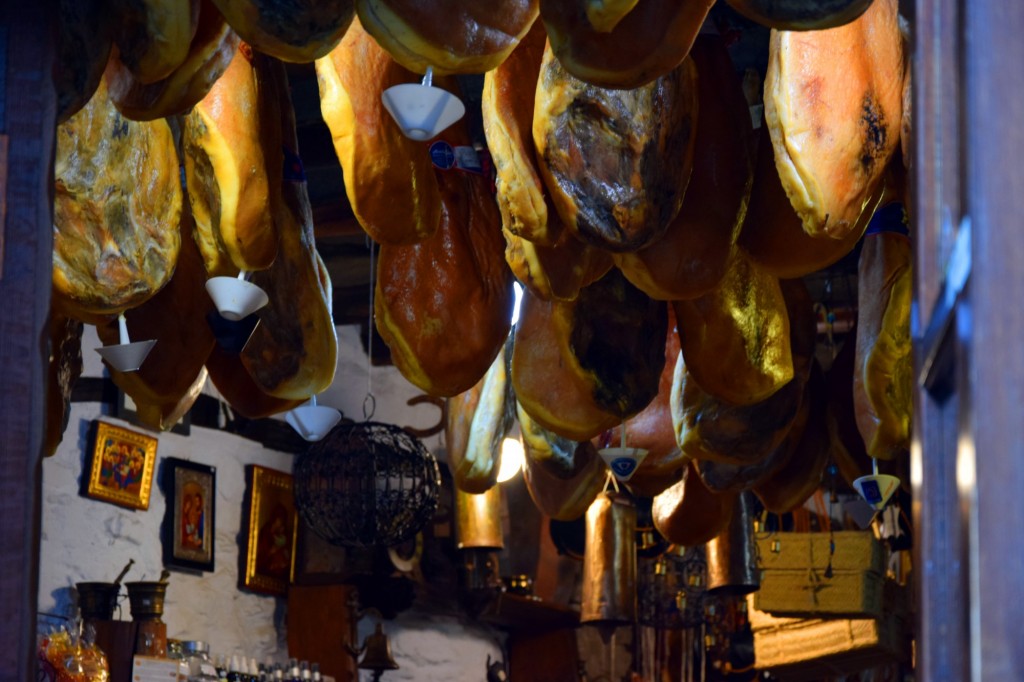 Foto: Jamones ,chacinas y quesos - Pampaneira (Granada), España
