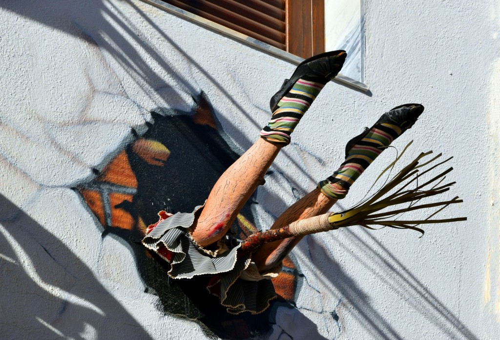Foto: El despiste de la bruja que se empotró en la pared - Soportujar (Granada), España