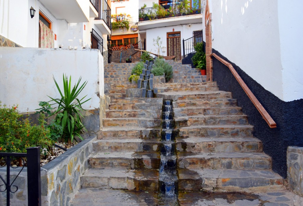 Foto: Fuente escalonada subida a Calle Real - Soportujar (Granada), España