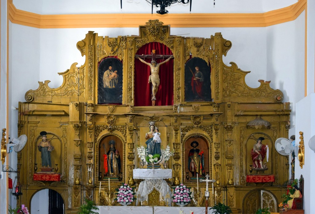 Foto: Retablo en madera dorada de la Escuela Alonso Cano - Soportujar (Granada), España