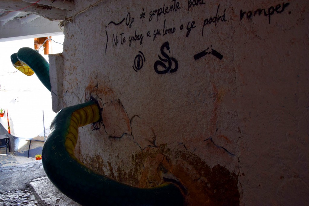 Foto: En uno de los famosos tinao del pueblo - Soportujar (Granada), España