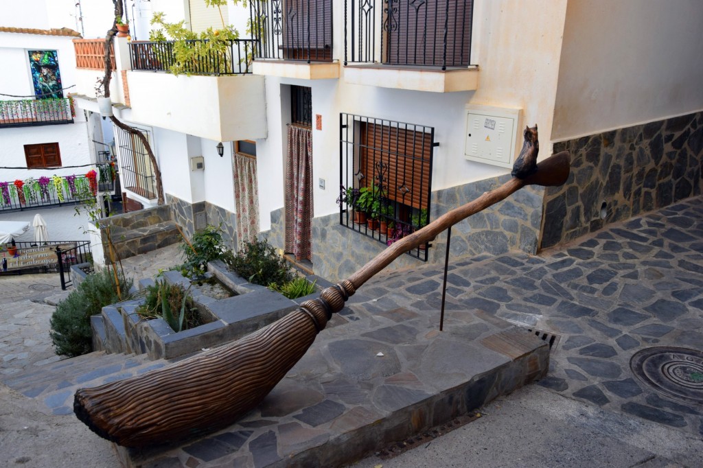 Foto: La escoba mágica - Soportujar (Granada), España
