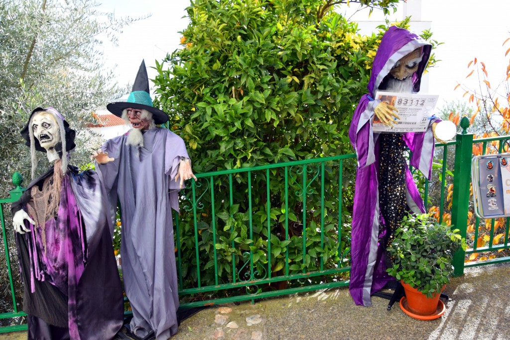 Foto: Colocadas delante de la Tienda El Manjar Brujo - Soportujar (Granada), España
