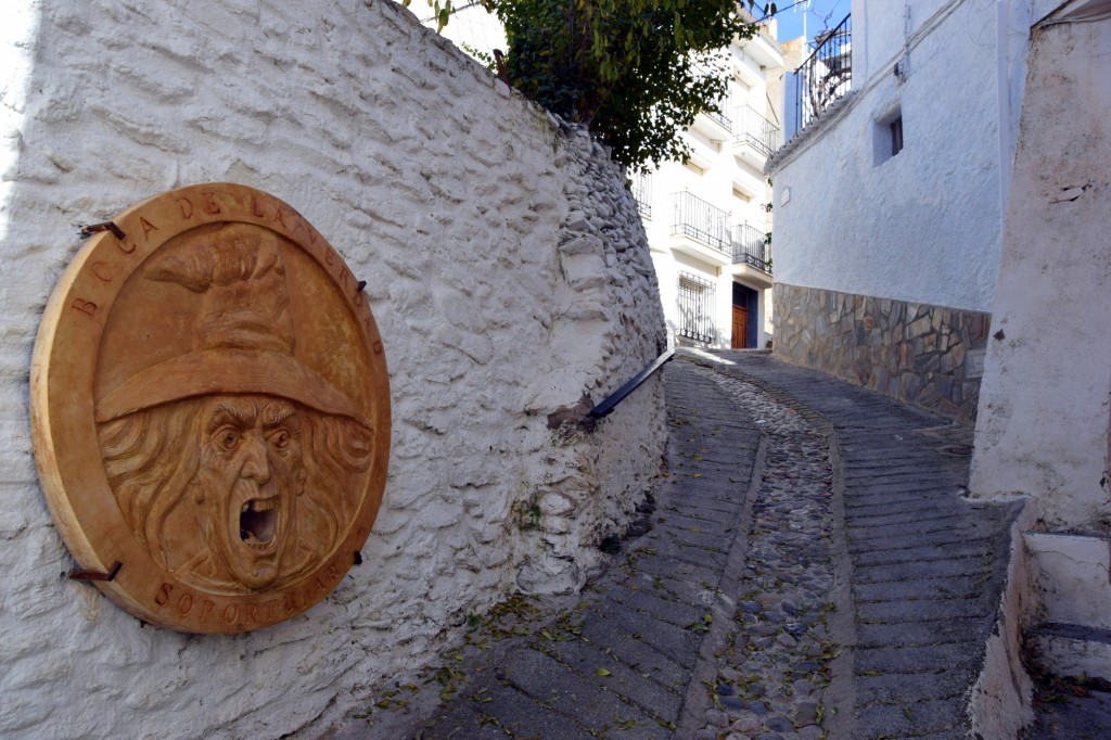 Foto: Mito de que muerde la mano a los mentirosos - Soportujar (Granada), España