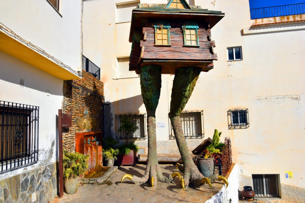 Foto: Según la leyenda,con estas patas anda por el pueblo - Soportujar (Granada), España