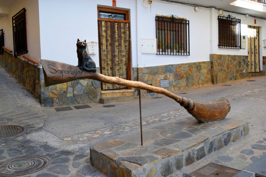 Foto: La escoba en la Calle Real - Soportujar (Granada), España