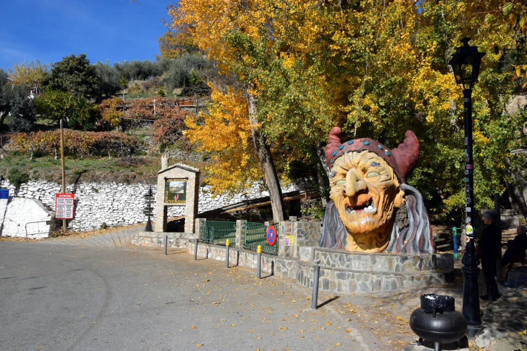 Foto: Es la Bruja más conocida del pueblo - Soportujar (Granada), España