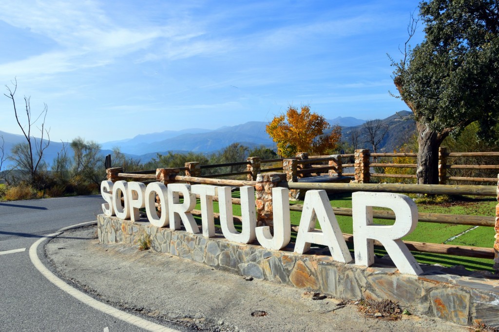Foto: Rotonda de llegada al pueblo - Soportujar (Granada), España