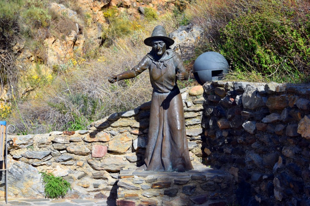 Foto: Esta Bruja te recibe en el camino - Soportujar (Granada), España