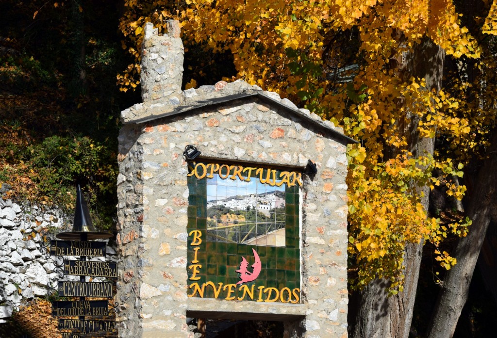 Foto: la bienvenida a la entrada al pueblo - Soportujar (Granada), España