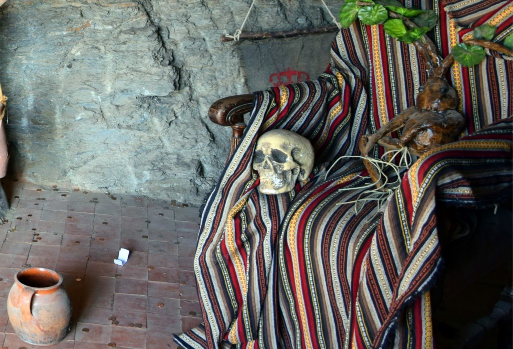 Foto: Objetos dentro de la Cueva - Soportujar (Granada), España