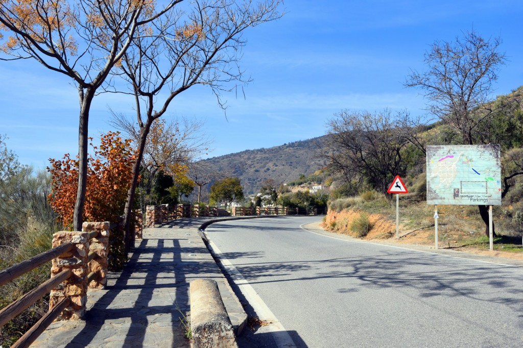 Foto: Carretera de llegada al pueblo - Soportujar (Granada), España
