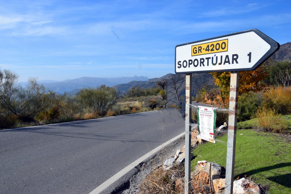 Foto: Distancia a solo un kilómetro - Soportujar (Granada), España