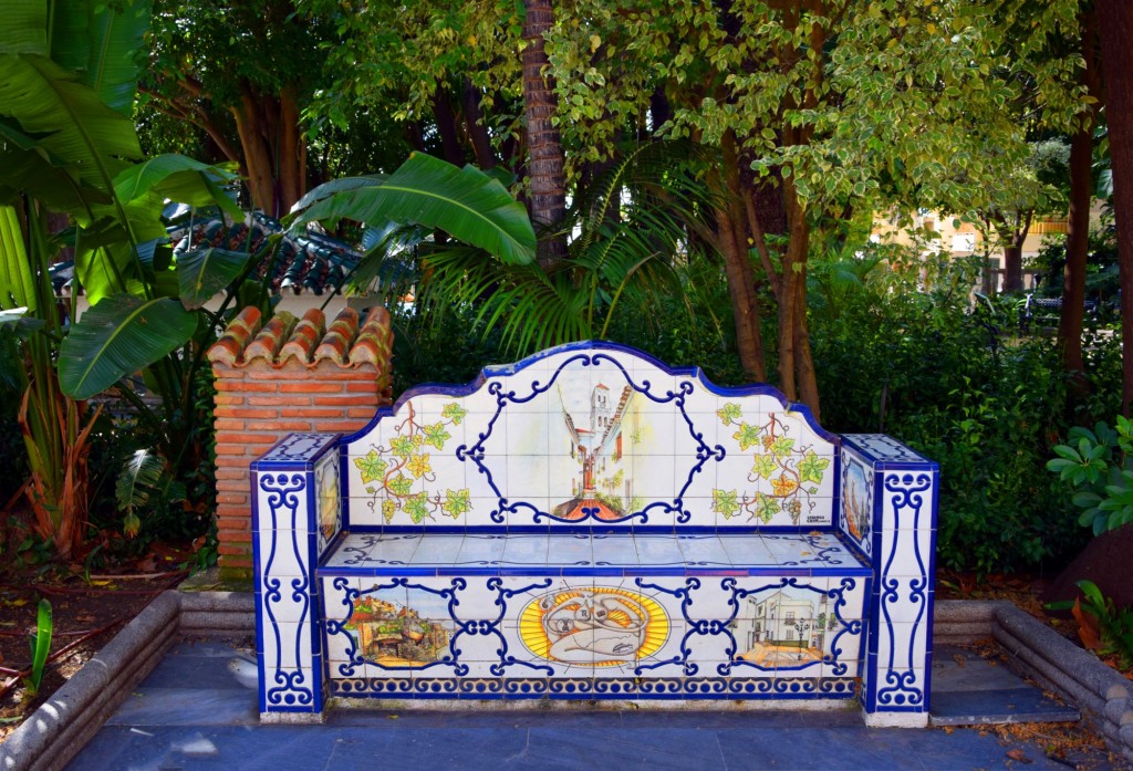 Foto: Asientos decorados con azulejos - Marbella (Málaga), España
