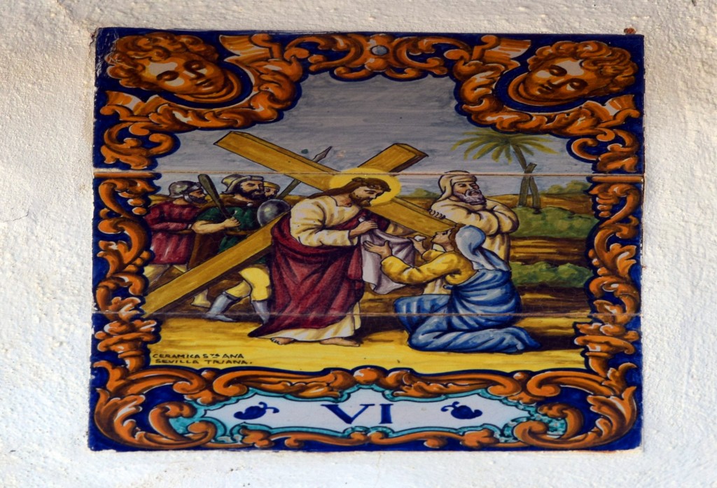 Foto: Sexta estación del Vía Cricis, en cerámica en el patio de la  Ermita - Alcalá de los Gazules (Cádiz), España