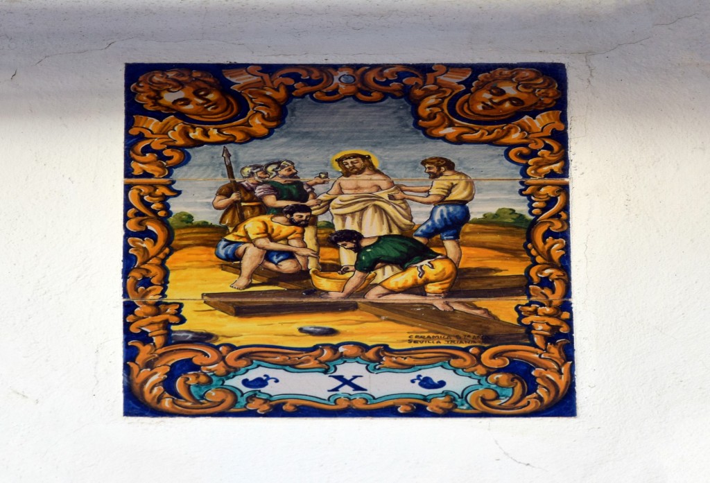 Foto: Décima estación del Vía Cricis, en cerámica en el patio de la Ermita - Alcalá de los Gazules (Cádiz), España