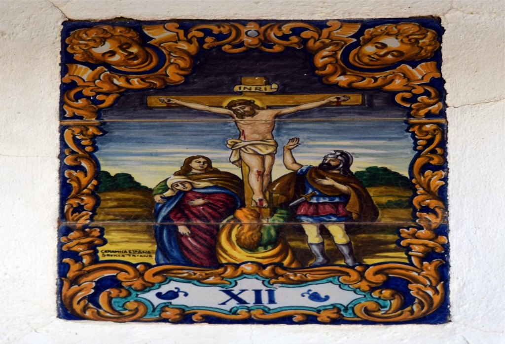 Foto: Duodécima estación del Vía Cricis, en cerámica en el patio de la Hermita - Alcalá de los Gazules (Cádiz), España