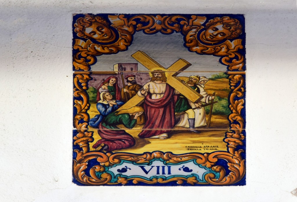 Foto: Octava estación del Vía Cricis, en cerámica en el patio de la  Ermita - Alcalá de los Gazules (Cádiz), España