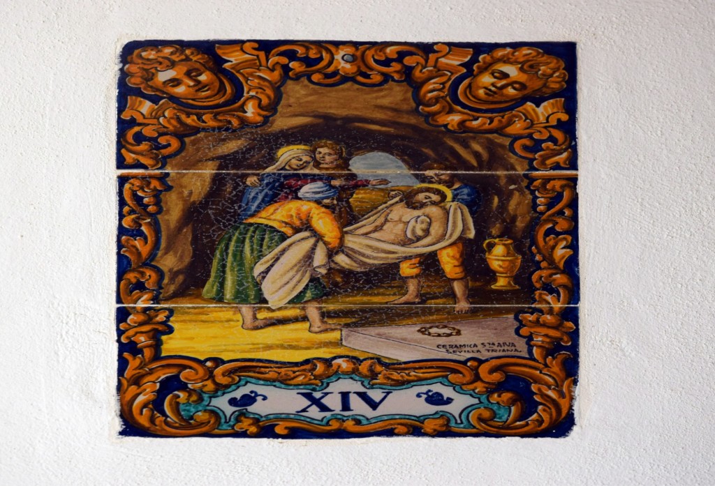 Foto: Catorceava estación del Vía Cricis, en cerámica en el patio de la Hermita - Alcalá de los Gazules (Cádiz), España