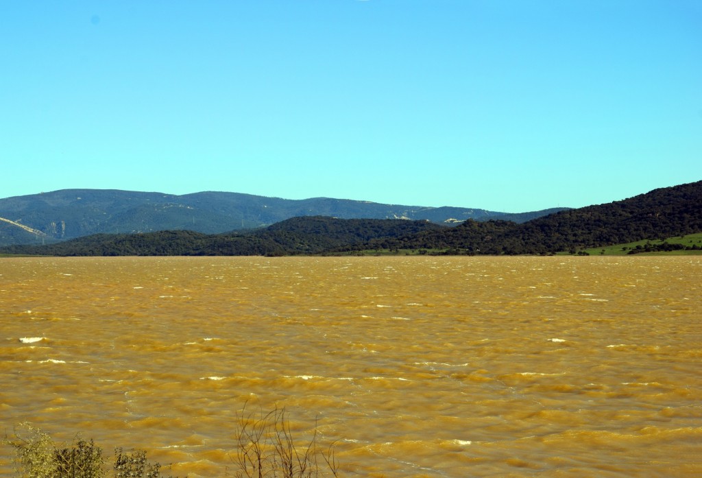 Foto: Loma de la Zahúrda desde la Presa del Barbate - Alcalá de los Gazules (Cádiz), España
