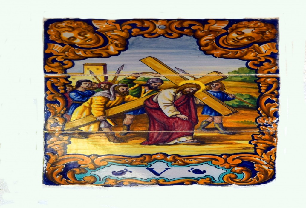 Foto: Quinta estación del Vía Cricis, en cerámica en el patio de la  Ermita - Alcalá de los Gazules (Cádiz), España